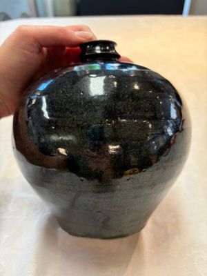 A Chinese Jizhou tortoiseshell-glazed tea bowl, a ewer and a black-glazed vase, Jin and later — foto 4