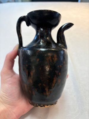 A Chinese Jizhou tortoiseshell-glazed tea bowl, a ewer and a black-glazed vase, Jin and later — foto 7