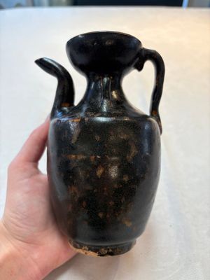 A Chinese Jizhou tortoiseshell-glazed tea bowl, a ewer and a black-glazed vase, Jin and later — foto 9