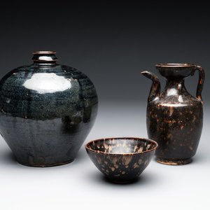 A Chinese Jizhou tortoiseshell-glazed tea bowl, a ewer and a black-glazed vase, Jin and later — foto 1