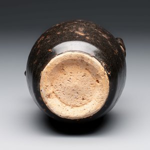 A Chinese Jizhou tortoiseshell-glazed tea bowl, a ewer and a black-glazed vase, Jin and later — foto 11