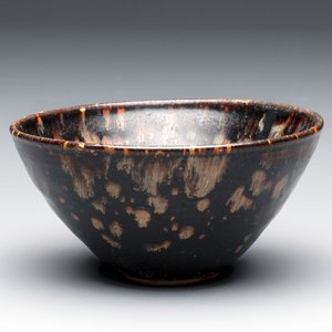 A Chinese Jizhou tortoiseshell-glazed tea bowl, a ewer and a black-glazed vase, Jin and later — foto 12