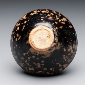 A Chinese Jizhou tortoiseshell-glazed tea bowl, a ewer and a black-glazed vase, Jin and later — foto 15