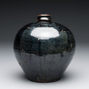 A Chinese Jizhou tortoiseshell-glazed tea bowl, a ewer and a black-glazed vase, Jin and later — foto 2