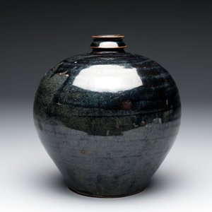 A Chinese Jizhou tortoiseshell-glazed tea bowl, a ewer and a black-glazed vase, Jin and later — foto 3