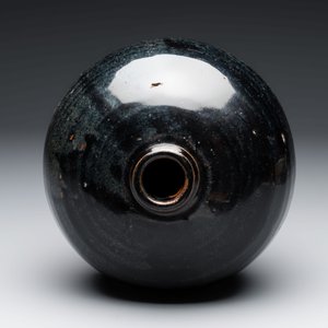 A Chinese Jizhou tortoiseshell-glazed tea bowl, a ewer and a black-glazed vase, Jin and later — foto 4