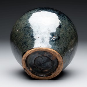 A Chinese Jizhou tortoiseshell-glazed tea bowl, a ewer and a black-glazed vase, Jin and later — foto 5