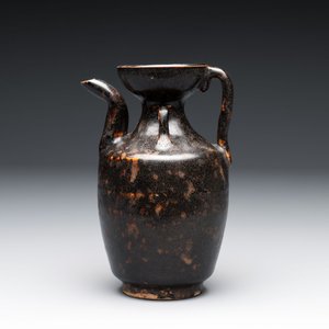A Chinese Jizhou tortoiseshell-glazed tea bowl, a ewer and a black-glazed vase, Jin and later — foto 6