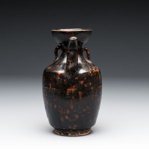 A Chinese Jizhou tortoiseshell-glazed tea bowl, a ewer and a black-glazed vase, Jin and later — foto 7