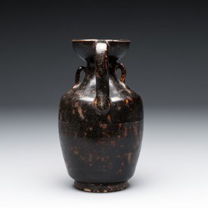 A Chinese Jizhou tortoiseshell-glazed tea bowl, a ewer and a black-glazed vase, Jin and later — foto 9