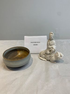 A Chinese 'jun' bowl and a Dehua blanc de Chine group with Guanyin, Ming/Qing — photo 1
