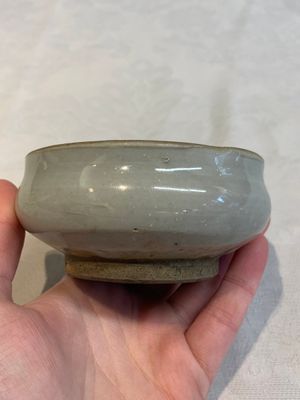 A Chinese 'jun' bowl and a Dehua blanc de Chine group with Guanyin, Ming/Qing — photo 11