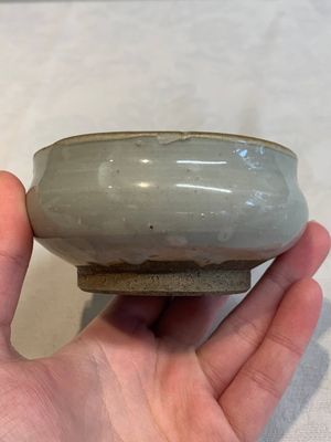 A Chinese 'jun' bowl and a Dehua blanc de Chine group with Guanyin, Ming/Qing — photo 12