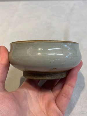 A Chinese 'jun' bowl and a Dehua blanc de Chine group with Guanyin, Ming/Qing — photo 13