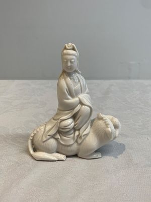 A Chinese 'jun' bowl and a Dehua blanc de Chine group with Guanyin, Ming/Qing — photo 2