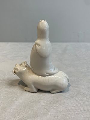A Chinese 'jun' bowl and a Dehua blanc de Chine group with Guanyin, Ming/Qing — photo 4