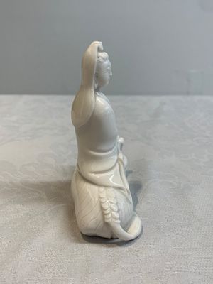 A Chinese 'jun' bowl and a Dehua blanc de Chine group with Guanyin, Ming/Qing — photo 5