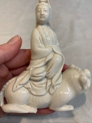 A Chinese 'jun' bowl and a Dehua blanc de Chine group with Guanyin, Ming/Qing — photo 7