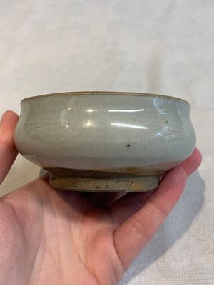 A Chinese 'jun' bowl and a Dehua blanc de Chine group with Guanyin, Ming/Qing — photo 10