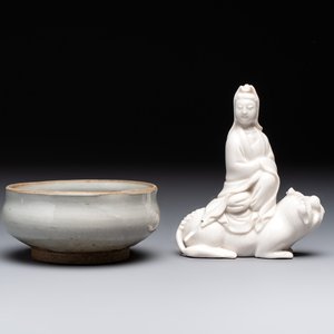 A Chinese 'jun' bowl and a Dehua blanc de Chine group with Guanyin, Ming/Qing — photo 1