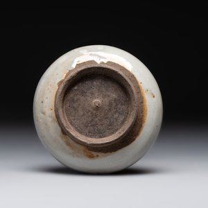 A Chinese 'jun' bowl and a Dehua blanc de Chine group with Guanyin, Ming/Qing — photo 12