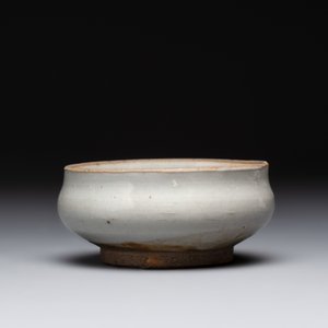 A Chinese 'jun' bowl and a Dehua blanc de Chine group with Guanyin, Ming/Qing — photo 8