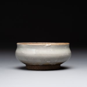 A Chinese 'jun' bowl and a Dehua blanc de Chine group with Guanyin, Ming/Qing — photo 9
