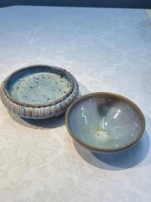 A Chinese Jun-type flambé-glazed tripod censer and a Junyao blue-glazed bowl, 19/20th C. — photo 1