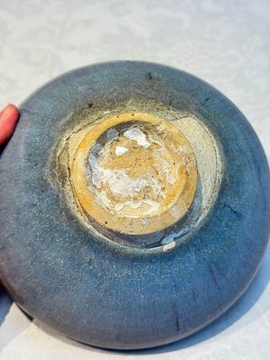 A Chinese Jun-type flambé-glazed tripod censer and a Junyao blue-glazed bowl, 19/20th C. — photo 11