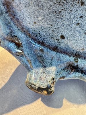 A Chinese Jun-type flambé-glazed tripod censer and a Junyao blue-glazed bowl, 19/20th C. — photo 26