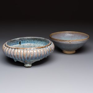 A Chinese Jun-type flambé-glazed tripod censer and a Junyao blue-glazed bowl, 19/20th C. — photo 1