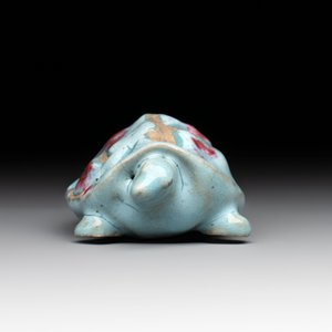 A Chinese jun-type purple-splashed model of a turtle, 17/18th C. — photo 6