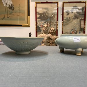 A Chinese junyao tripod censer and a qingbai 'lotus' bowl, Song — 照片 13