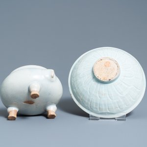 A Chinese junyao tripod censer and a qingbai 'lotus' bowl, Song — 照片 7