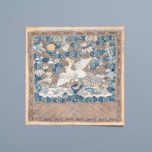 A Chinese 'kesi' embroidered rank badge with a silver pheasant, 18/19th C. — 照片 1