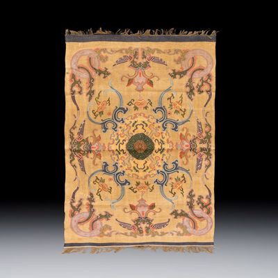 A Chinese kesi panel with floral design, 19/20th C.
