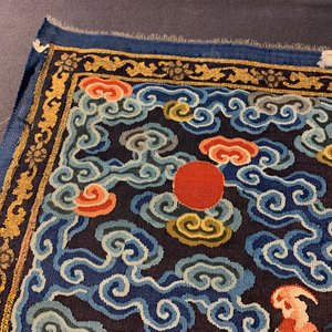 A Chinese kesi silk 'peacock' rank badge for a 3rd rank Mandarin, 19th C. — 照片 5