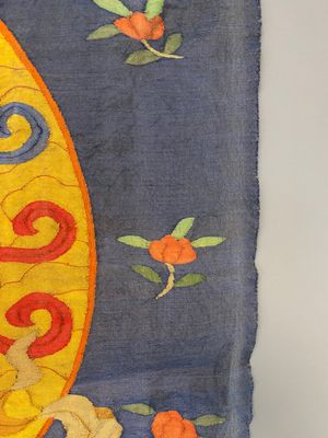 A Chinese kesi silk weaving depicting 'Buddha sitting on a lotus throne', Qing — photo 4
