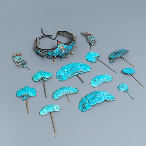A Chinese kingfisher feather tiara and 13 hairpins, 19/20th C. — 照片 1