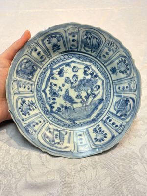 A Chinese 'Kraak' blue and white 'Hatcher Cargo' plate, Wanli — photo 1