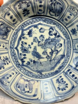A Chinese 'Kraak' blue and white 'Hatcher Cargo' plate, Wanli — photo 2