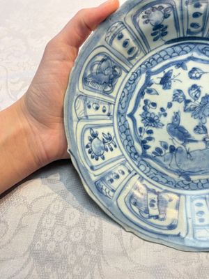 A Chinese 'Kraak' blue and white 'Hatcher Cargo' plate, Wanli — photo 3