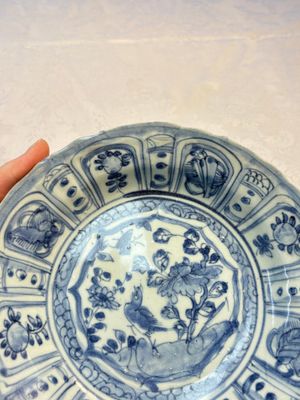 A Chinese 'Kraak' blue and white 'Hatcher Cargo' plate, Wanli — photo 4