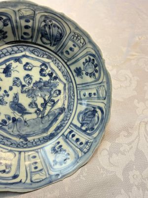 A Chinese 'Kraak' blue and white 'Hatcher Cargo' plate, Wanli — photo 5