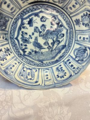 A Chinese 'Kraak' blue and white 'Hatcher Cargo' plate, Wanli — photo 6
