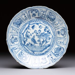 A Chinese 'Kraak' blue and white 'Hatcher Cargo' plate, Wanli — photo 1