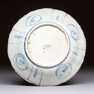 A Chinese 'Kraak' blue and white 'Hatcher Cargo' plate, Wanli — photo 2