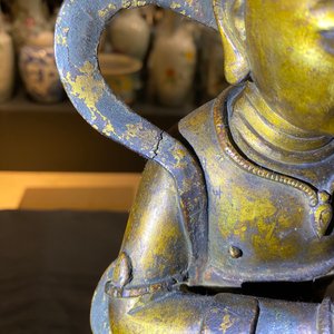 A Chinese lacquered and gilt bronze figure of a servant, Ming — 照片 19