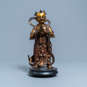A Chinese lacquered and gilt bronze figure of a servant, Ming — 照片 2