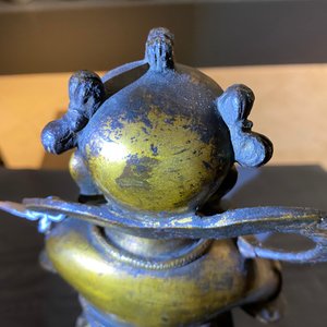 A Chinese lacquered and gilt bronze figure of a servant, Ming — 照片 25